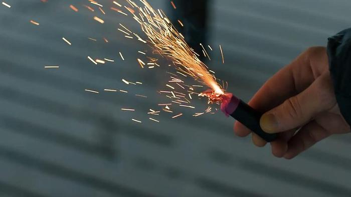 Strappano bandiera italiana dalla facolt&agrave; di Scienze Politiche ed esplodono petardo in un contatore del gas
