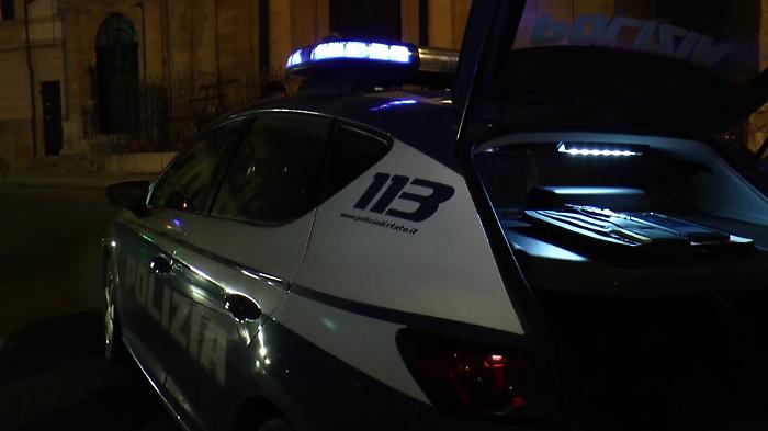 Cerca di dare fuoco alla casa della moglie, arrestato un uomo con una pistola carica