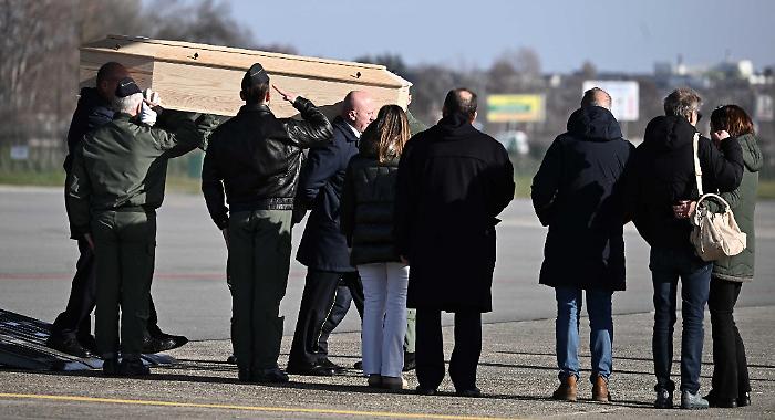 Il ritorno a casa in una bara di Achille, Chiara, Giovanni, Emanuele e Riccardo: lo strazio di famiglie e amici