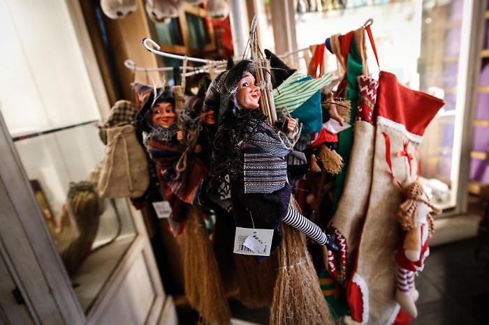 Calze della Befana, la sorpresa amara costa di pi&ugrave;: perch&eacute; il cioccolato ha acceso i prezzi