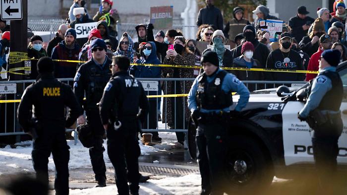 Minneapolis sotto shock: proteste, gas lacrimogeni e stop alle scuole dopo la morte di una 37enne