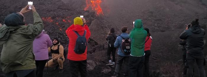 Sull'Etna continua una modesta attivit&agrave; effusiva, gli spettacolari bagliori nella Valle del Bove 
