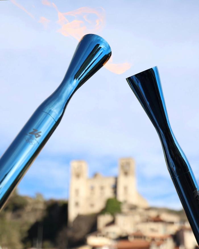 Fiaccola Milano-Cortina, &egrave; polemica per la scelta dei tedofori: nel mirino influencer, amici degli sponsor e &laquo;l'uomo gatto&raquo;