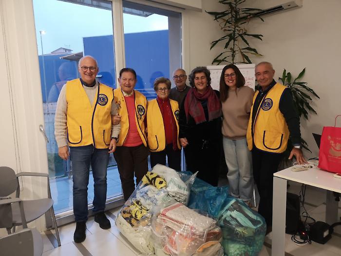 Un gesto che scalda: il Lions Club Ragusa Host dona coperte e sorrisi ai bambini di Marina di Acate
