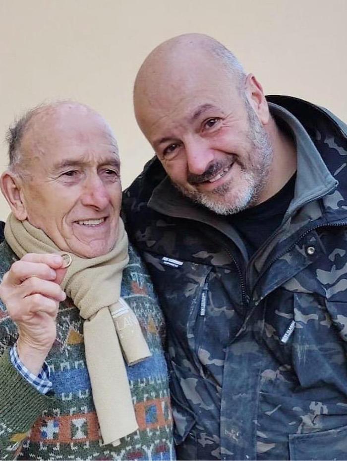 Alfiero ritrova la fede nuziale persa dalla moglie 50 anni fa: cos&igrave; &egrave; "riemersa" da un oliveto 