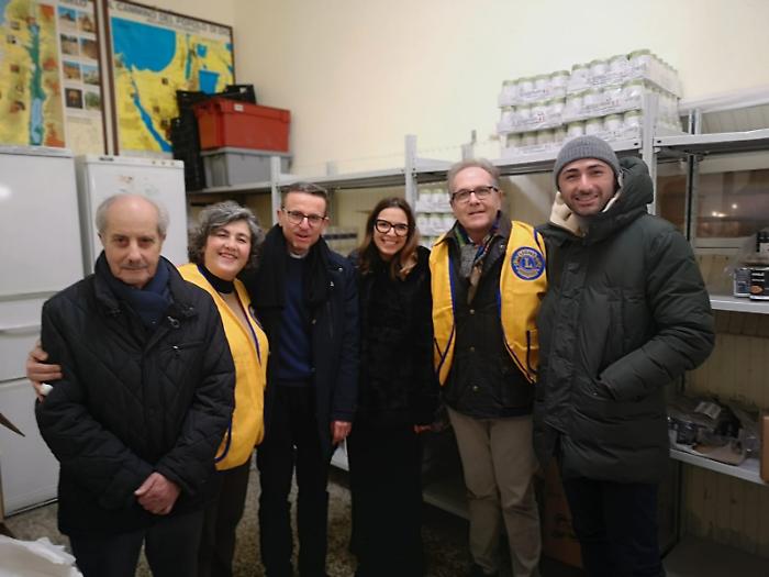 I sacchi della spesa per i pi&ugrave; bisognosi, le donazioni Lions al parroco della cattedrale di Ragusa