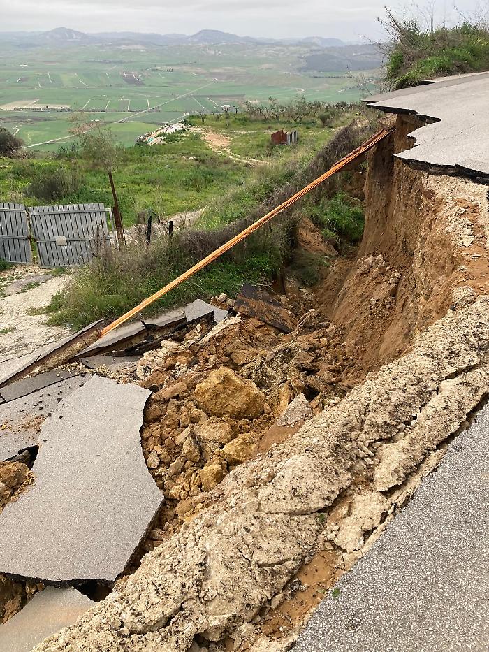 Frana travolge Niscemi: la Sp12 sprofonda, citt&agrave; mezza isolata e campi a rischio