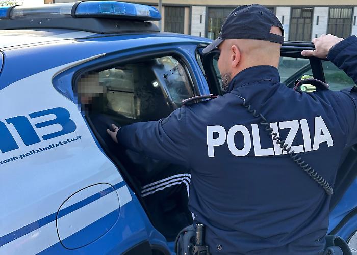 Colto in flagrante a rubare benzina da un tir in sosta: arrestato 43enne pluripregiudicato