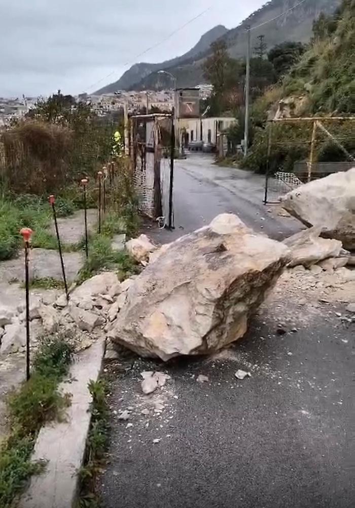 Allarme sicurezza del costone: masso si stacca dalla falesia e chiude l'accesso al porto