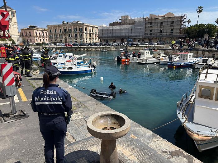 Sbaglia manovra e con l'auto finisce in acqua dentro il porto: madre e figlia salvate a Siracusa