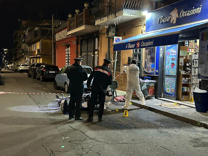 Donna accoltellata per strada a Catania, &egrave; in gravi condizioni: sospetti sull'uomo dal quale si stava separando