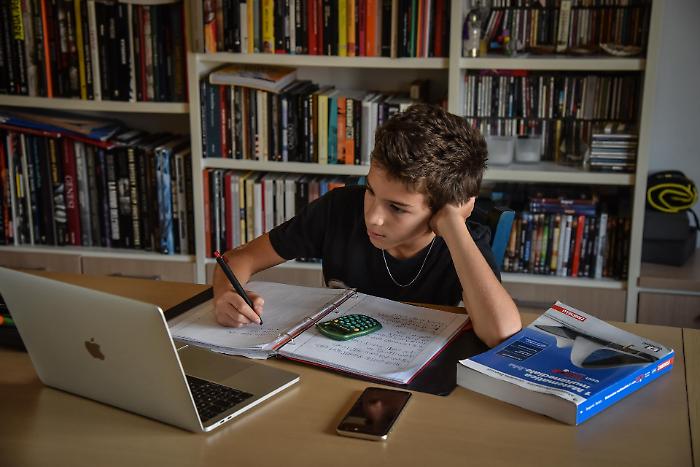 La crisi energetica bussa anche alle aule: e torna lo spettro della DAD