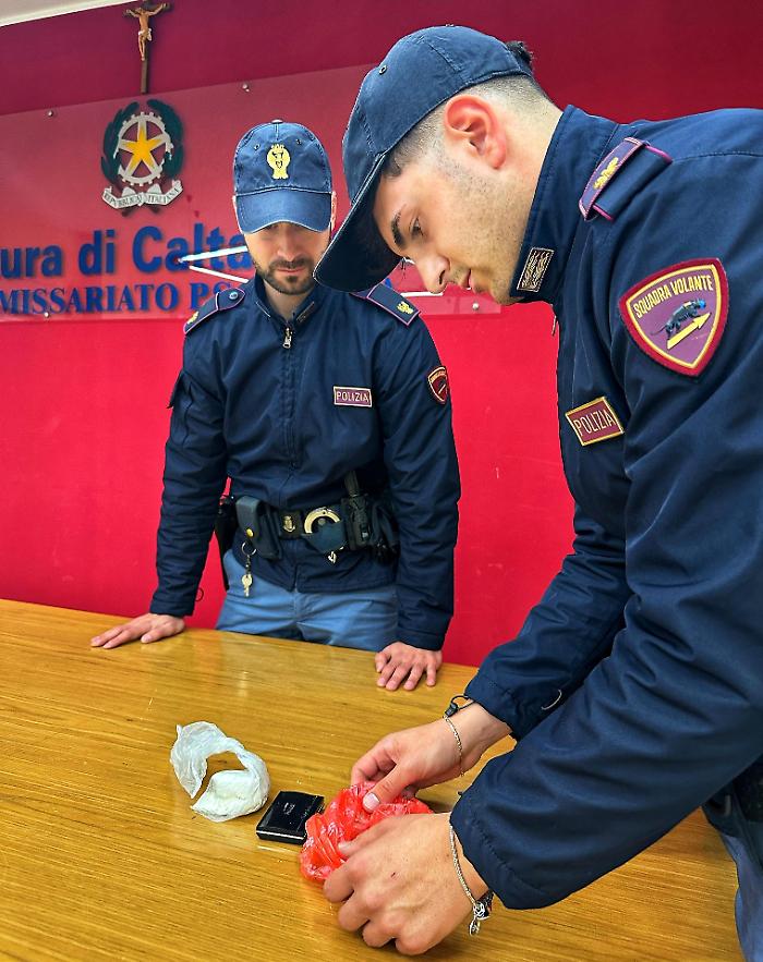 Fuga nel centro storico: a Gela arrestato un ventiseienne con 47 grammi di cocaina, complice minorenne denunciato