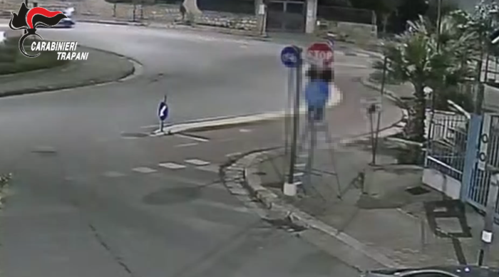 Per settimane smonta e sostituisce i segnali stradali nella notte, lo strano passatempo diventato un problema in citt&agrave;