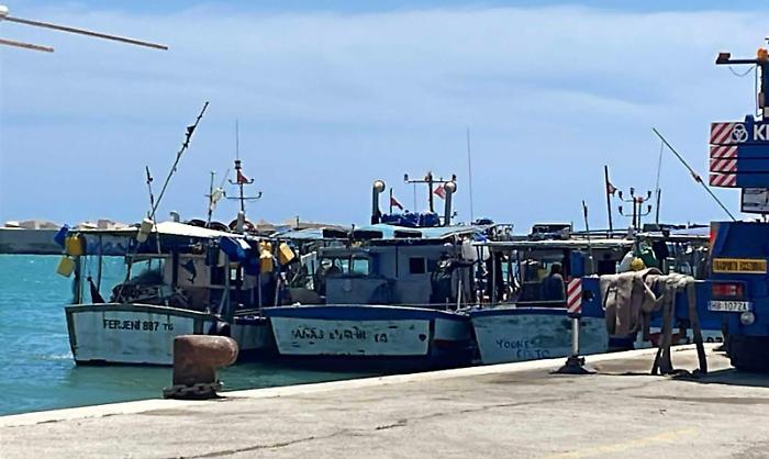 Giallo nel porto di Sciacca, quattro pescherecci tunisini attraccano in centro: scattano le verifiche