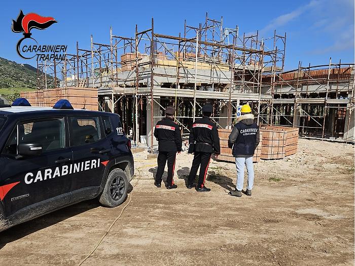 Trattore senza revisione provoca grave infortunio; lavoro in nero e gravi violazioni: denunce dei carabinieri del NiI