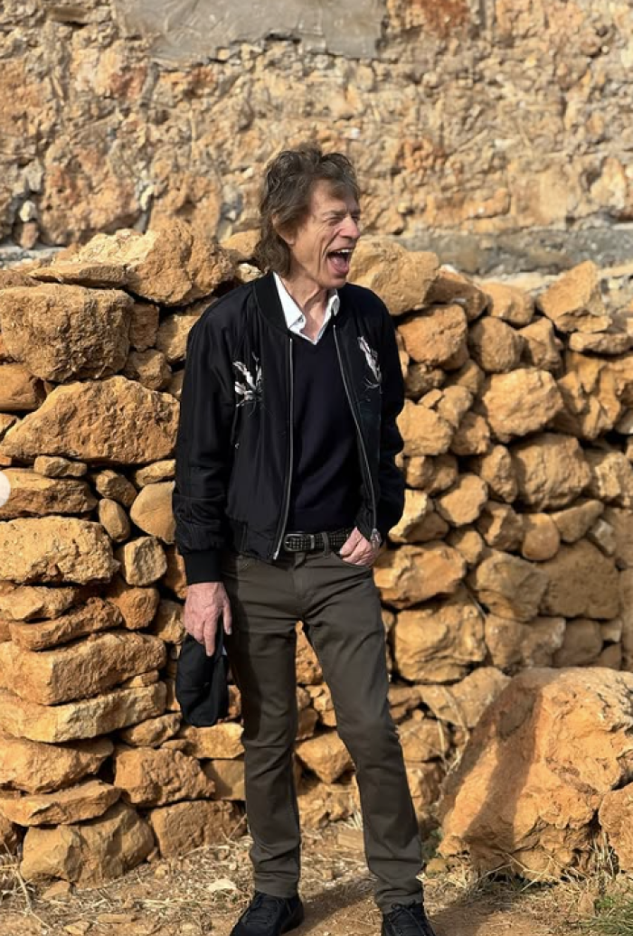 Mick Jagger sbarca a Stromboli in elicottero: set blindati per "Le tre sorelle incestuose"