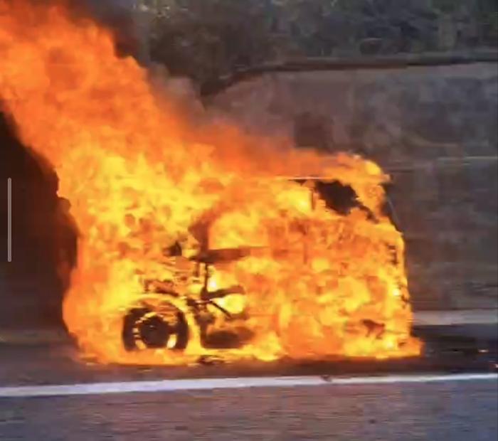 Autostrada A18, auto in fiamme 500 metri prima del casello di Giarre