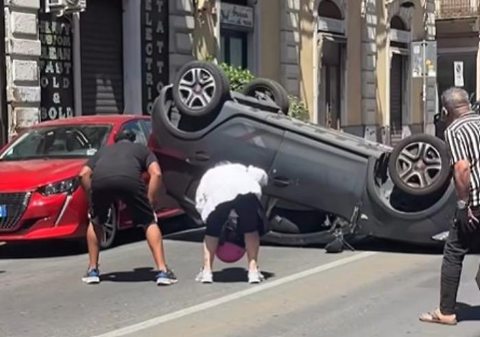 Tocca un cordolo e si ribalta, incidente in via Umberto a Catania:  due feriti al Policlinico