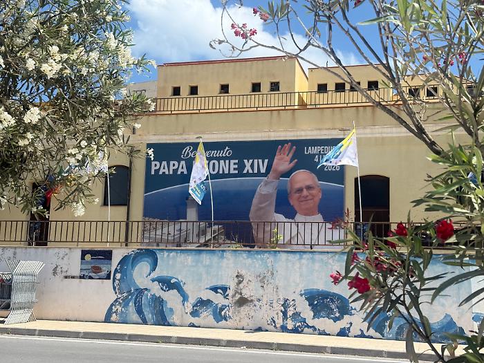  Il Papa a Lampedusa, sull'altare il faro scolpito con il legno dei barconi 