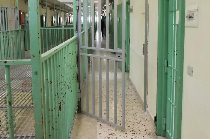 Finge di aver ingoiato una lametta ed evade durante il trasferimento dal carcere all'ospedale