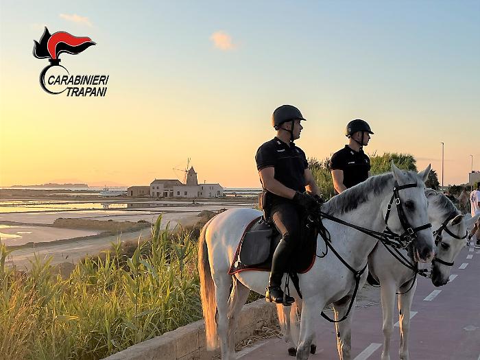 Cavalli e controlli: i carabinieri di Marsala "blindano" movida e litorali