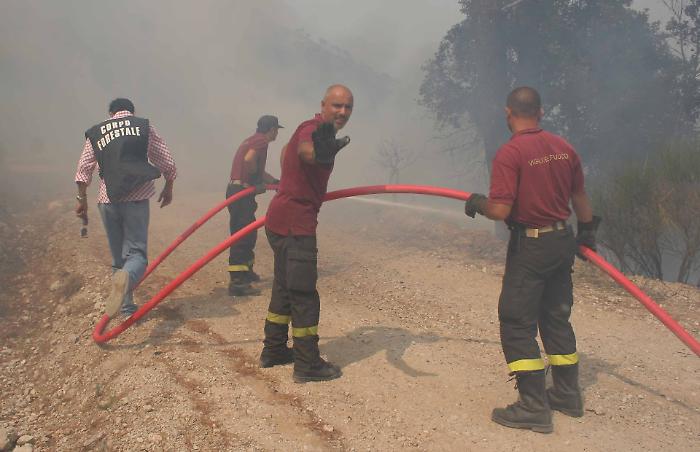 Turni di 24 ore, una banana per pranzo: la fatica invisibile di chi combatte gli incendi in Sicilia
