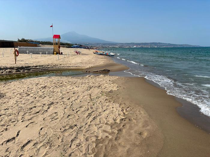 Estate a Catania l'elenco completo di tutte le 56 spiagge "off limits" per i bagnanti