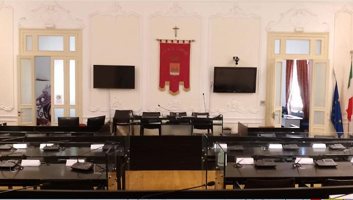 Trapani, seduta consiliare deserta: conti comunali in bilico tra Tari, mozione di sfiducia e rischio Corte dei Conti