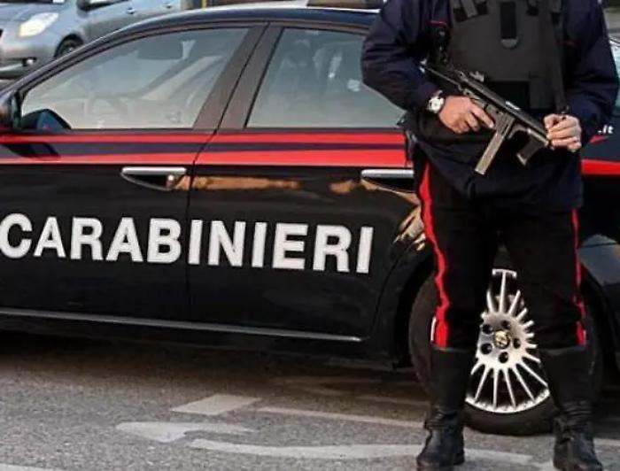 Calci, pugni e poi i colpi di coltello: padre e figlio arrestati a Marsala, caccia al terzo uomo in fuga
