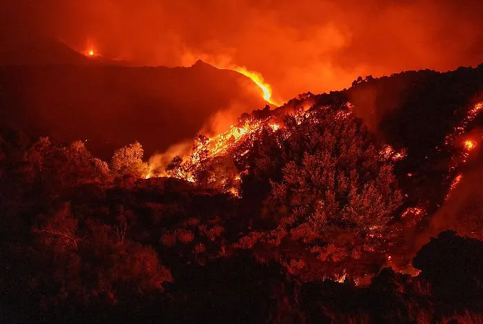 Etna, l&rsquo;eruzione infinita che riscrive la storia recente del vulcano: era dagli anni Settanta che non se ne vedeva una cos&igrave;