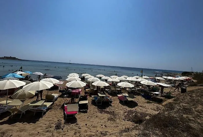 Sdraio e ombrelloni, sequestro preventivo per attivit&agrave; balneare all'Isola delle Correnti