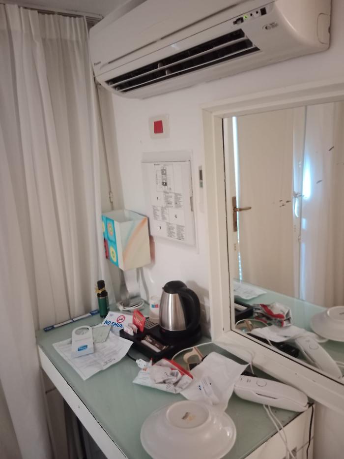 Viaggio di nozze da incubo a Otranto: coppia denuncia stanza "bunker", ristorazione senza aria e pagamenti sospetti
