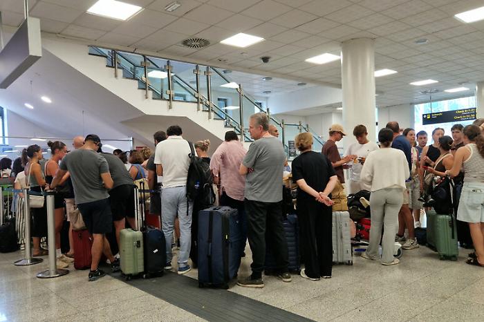 L'Etna non si ferma, e la cenere "limita" l'aeroporto di Catania:  partenze "regolari" ma solo cinque arrivi all'ora