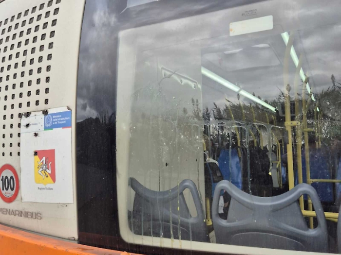 Nuovo attacco ai bus dello Zen autista &ldquo;accolto&rdquo; con le uova