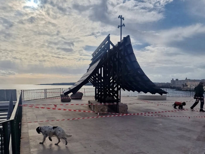 Vista sul mare oscurata, interrogativi sull&rsquo;opera al Lungomare di Levante