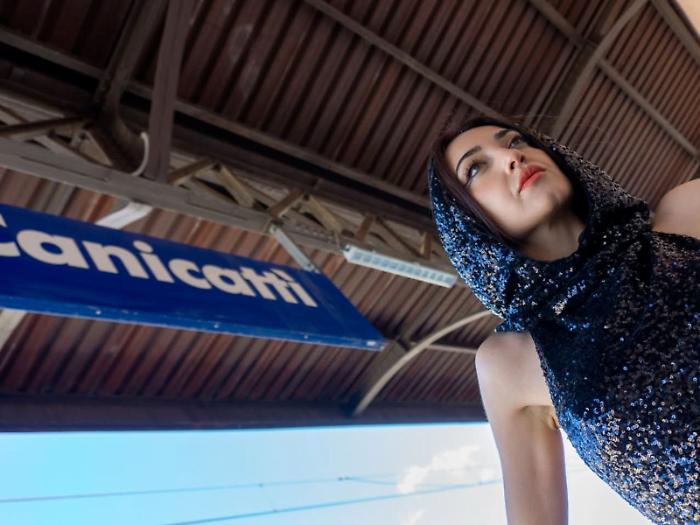  Tra Malta e Canicatt&igrave; tutto il carisma di Kel: tarantella elettronica internazionale