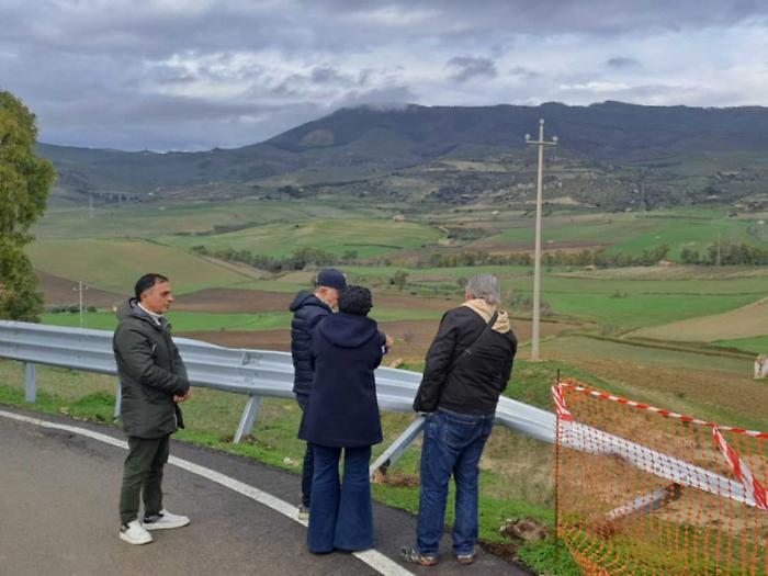 Vandalismo o sabotaggio? Divelti i guardrail sulla Sp 194