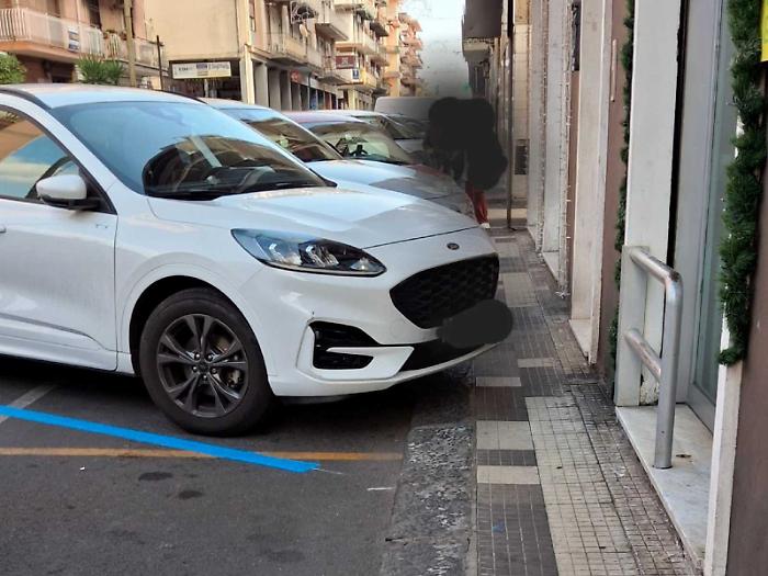 Strisce blu a Mascalucia, cittadini divisi