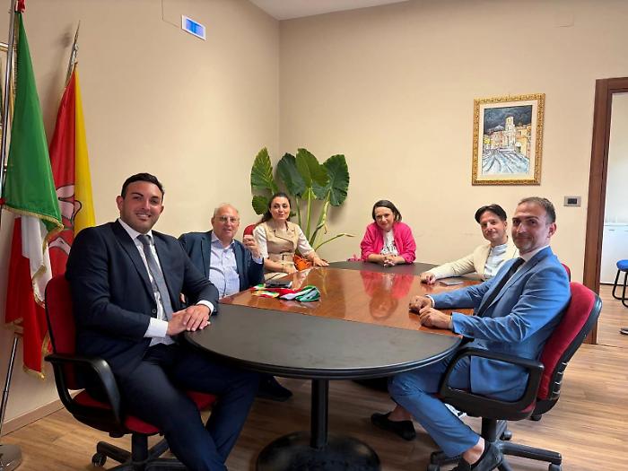Sindaco e assessori si autotassano per salvare il trasporto dei disabili