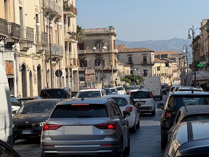 Saldi estivi partiti nel caos della viabilit&agrave; cittadina