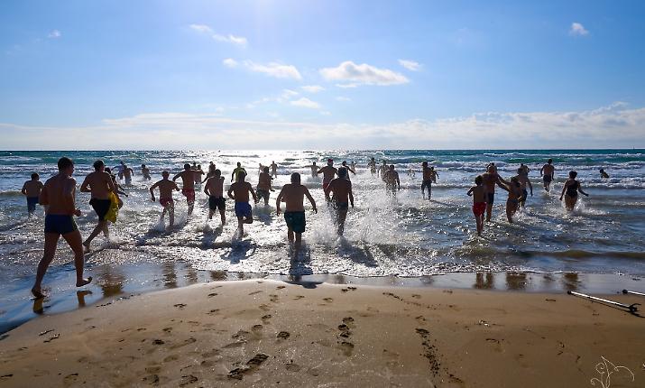A Campobello di Mazara tuffo di Capodanno per 150 persone: atleti, famiglie e turisti tutti in acqua