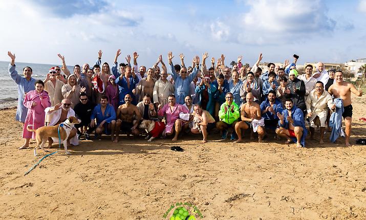 Tra musica, vento e coraggio: centocinquanta al bagno di capodanno a Campobello di Mazara