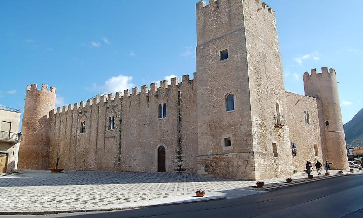 Alcamo, cade dal secondo piano e muore. L'ipotesi del furto fallito