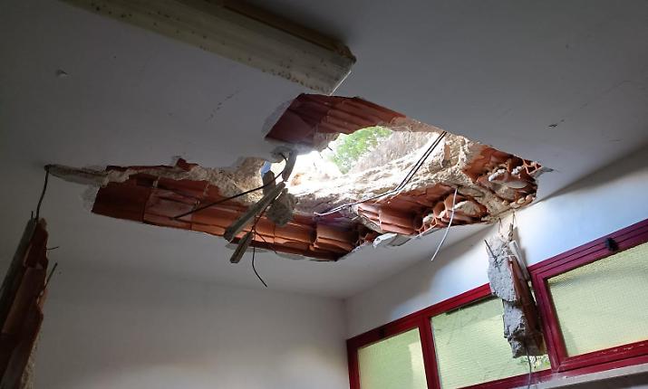 Frana a Castellammare del Golfo: massi sul circolo del tennis, chiusa l'area di Bocca della Carrubba