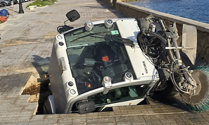 Voragine sul lungomare di Trapani "inghiotte" un mezzo di pulizia: chieste le dimissioni del sindaco