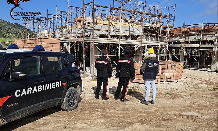 Trattore senza revisione provoca grave infortunio; lavoro in nero e gravi violazioni: denunce dei carabinieri del NiI