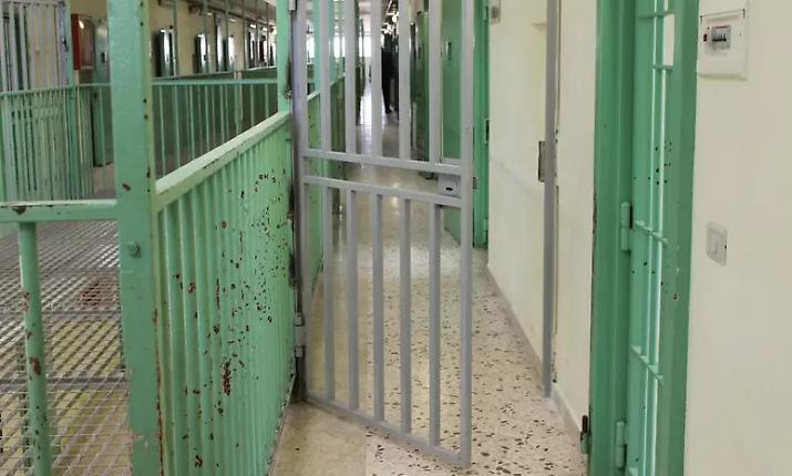 Finge di aver ingoiato una lametta ed evade durante il trasferimento dal carcere all'ospedale