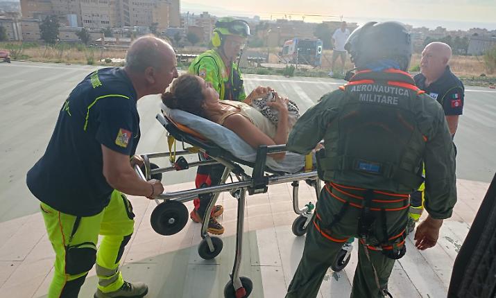 Escursionista ferita nella Riserva dello Zingaro soccorsa da un elicottero dell'Aeronautica Militare